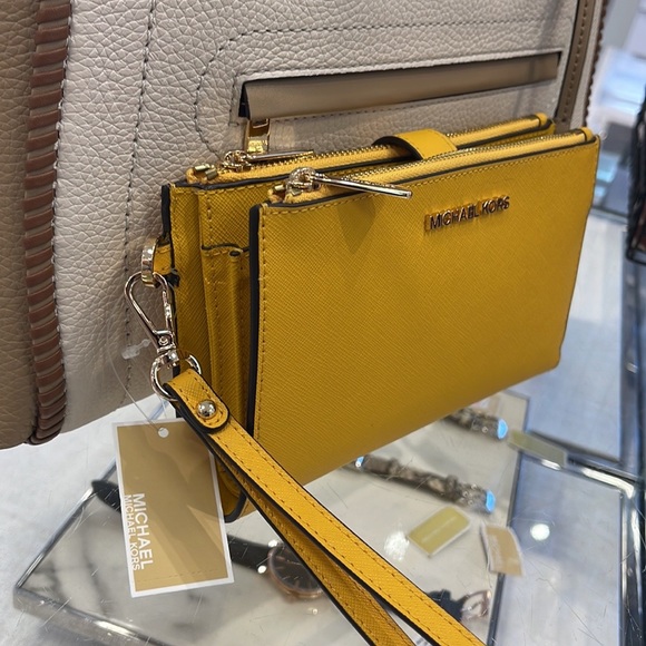 Michael Kors Jet Set Travel Large Double Zip Leather Wristlet phone holder
NWT - Picture 10 of 16